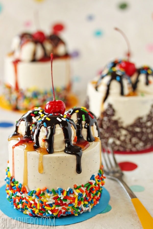 Mini Banana Split Cakes | SugarHero.com