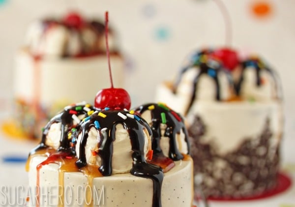 Mini Banana Split Cakes | SugarHero.com