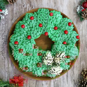 Pull-Apart Cupcake Wreath Cake | From SugarHero.com