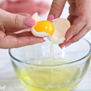 How to Separate Eggs into Egg White and Egg Yolks