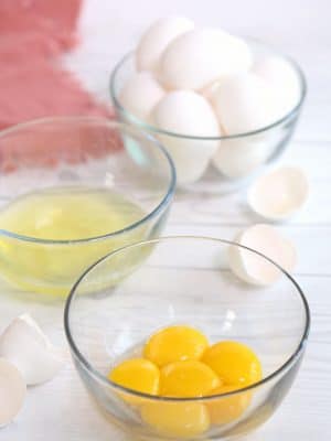 How to Separate Eggs into Egg Whites and Egg Yolks