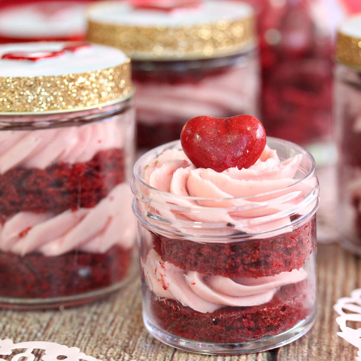 https://www.sugarhero.com/wp-content/uploads/2022/08/red-velvet-cake-in-a-jar-square-3-FEATURED-IMAGE.jpg